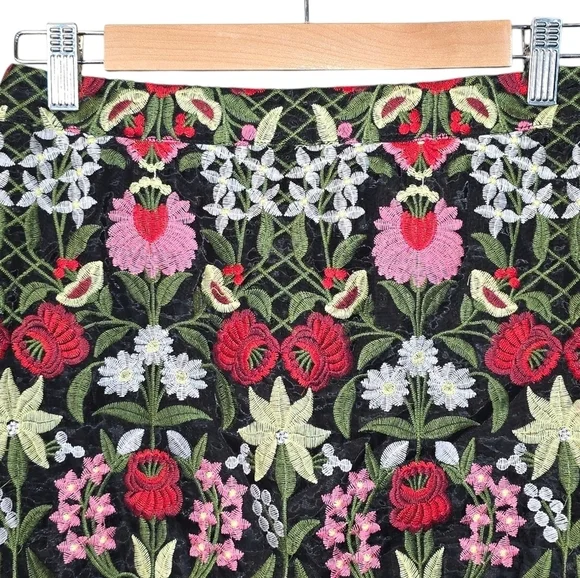 LUCY PARIS Vibrant Embroidered Floral A-Line Mini Skirt Size Small - Picture 3 of 11